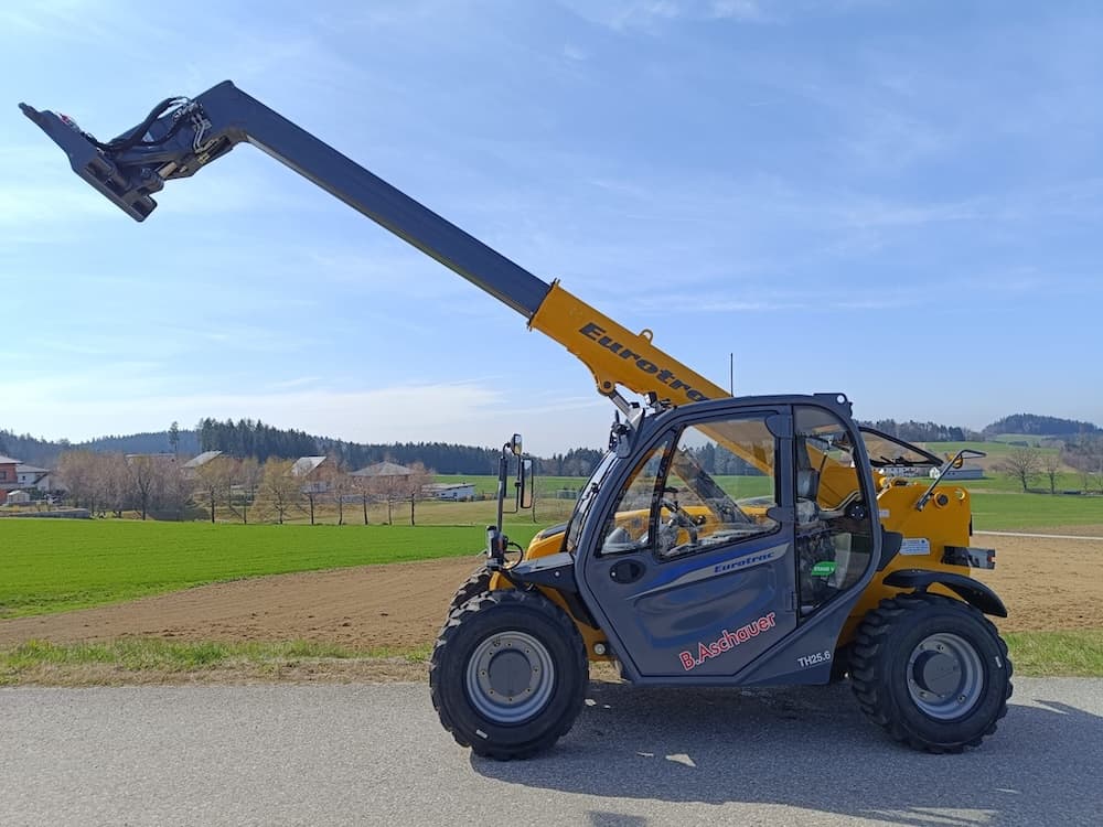 Eurotrac TH25.6 Vorführer<br><span style="text-decoration: line-through;"> Statt 50.625,-</span> <span style="color: #a00716; font-weight: bold;">nur 49.167,-</span>